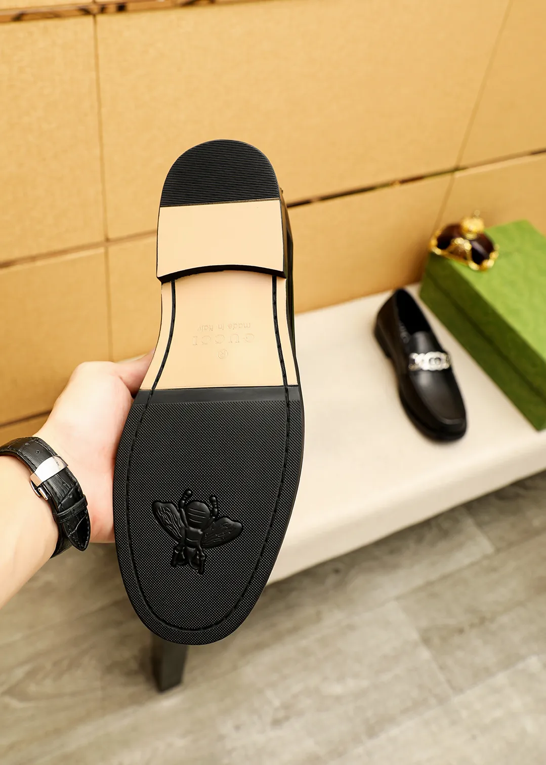Men's shoes 💰480 💐 Product trademark: GUCCI "Gucci" casual leather shoes Regular size: 38-44 (45.46🉑️customized) Product materials: Selected imported first-layer calfskin embossed upper + luxury hardware buckle, imported water-dyed cowhide leather lining. Strong three-dimensional visual effect, original outsole color: 2 colors available